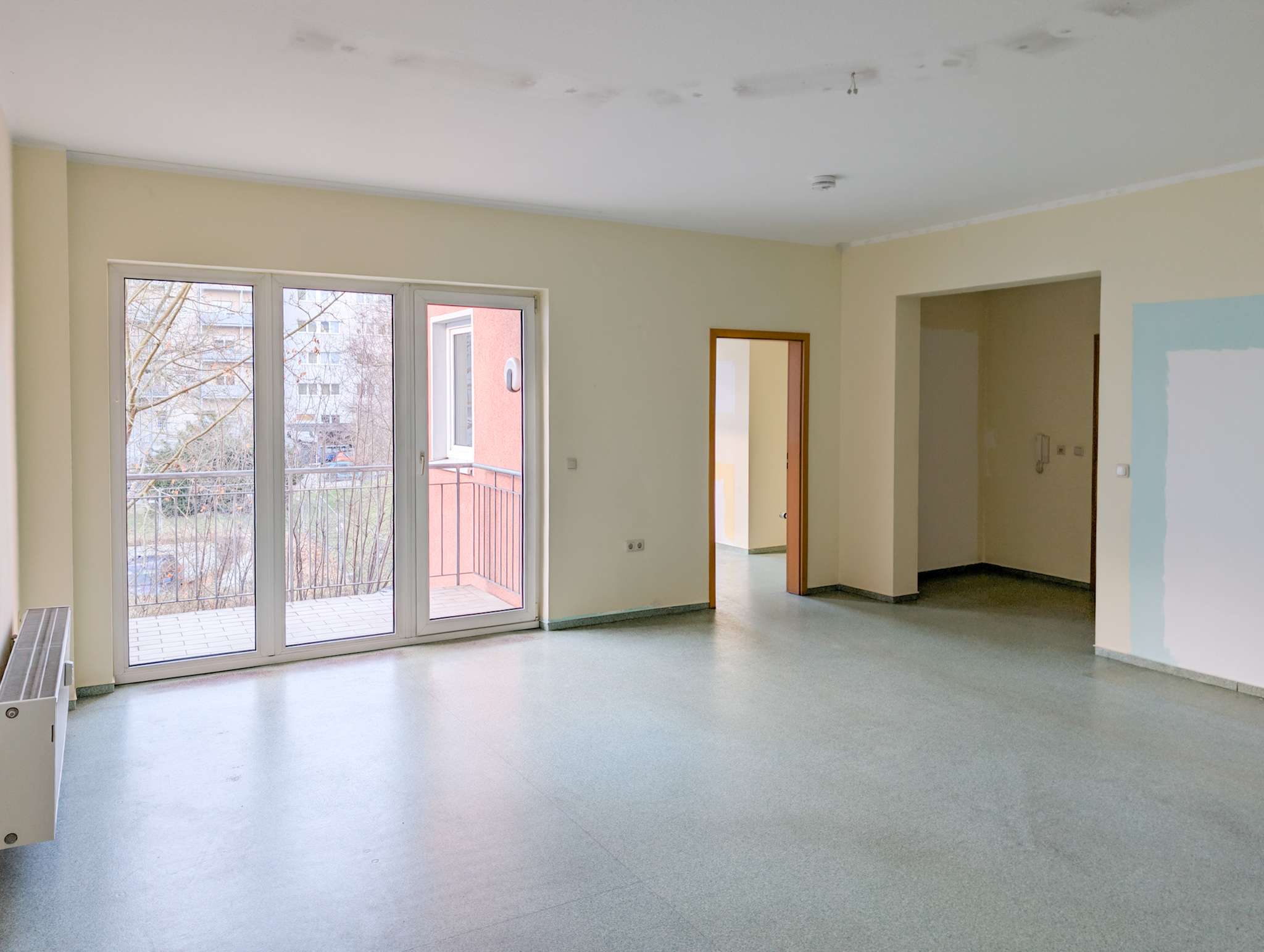 Großzügige Eigentumswohnung zum Selbstausbau, zentrumsnah 2 Balkone, Stellplatz, Plauen – Bild 3