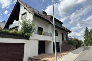 Haus im Haus mit Garten und zwei Garagen in bester Lage!
