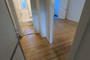 Gemütliche 2-Zimmer-Wohnung mit Dielenboden, modernem Bad und Einbauküche!