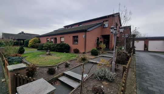 Bild von Durchdacht geplantes, geräumiges Einfamilienhaus mit Einliegerwohnung in Feldrandlage