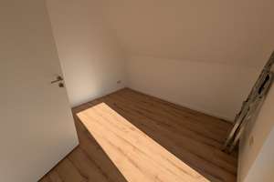 VIDEORUNDGANG: Komplett renovierte  4,5-Zimmer-Doppelhaushälfte mit EBK in Bremen Hemelingen – Auf dem Kronsberg 36, 28309 Hemelingen (Ortsteil), Bremen – Vorschaubild 13