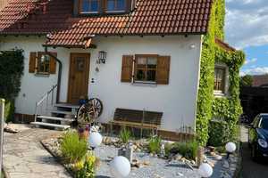 Lebensqualität pur: Vielseitige und charmante Doppelhaushälfte in idyllischer Umgebung – Ringstraße 13, 91350 Erlangen-Höchstadt (Kreis) – Vorschaubild 1