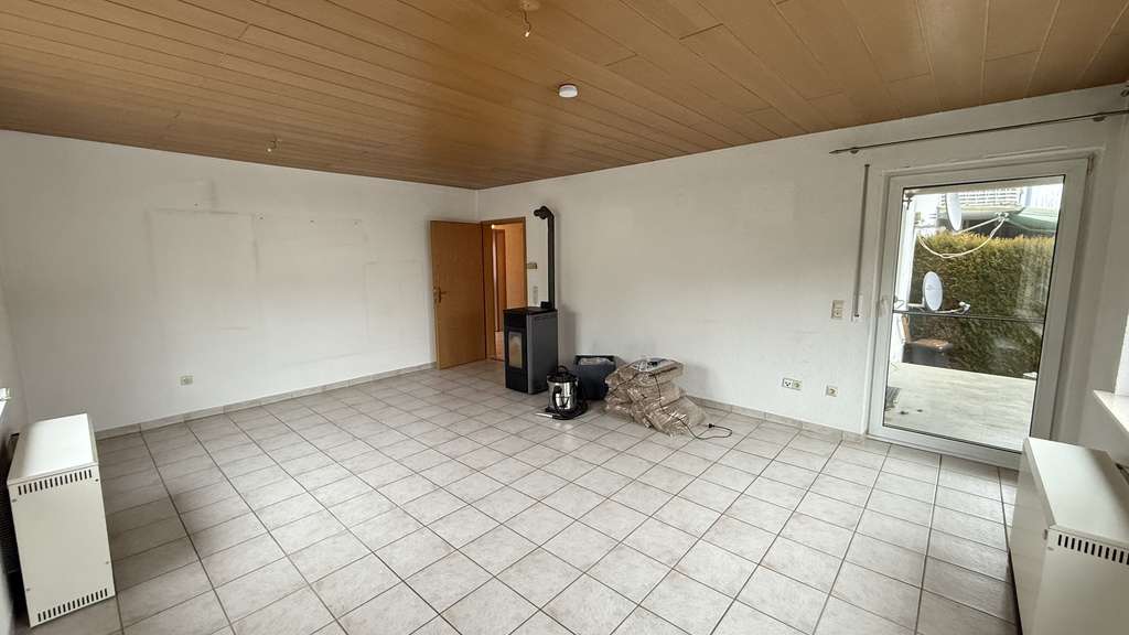 Immobilie in Vöhringen - Erdgeschosswohnung mit Terrasse, Gartenanteil & Garage – viel Potenzial in Vöhringen - Bild 1