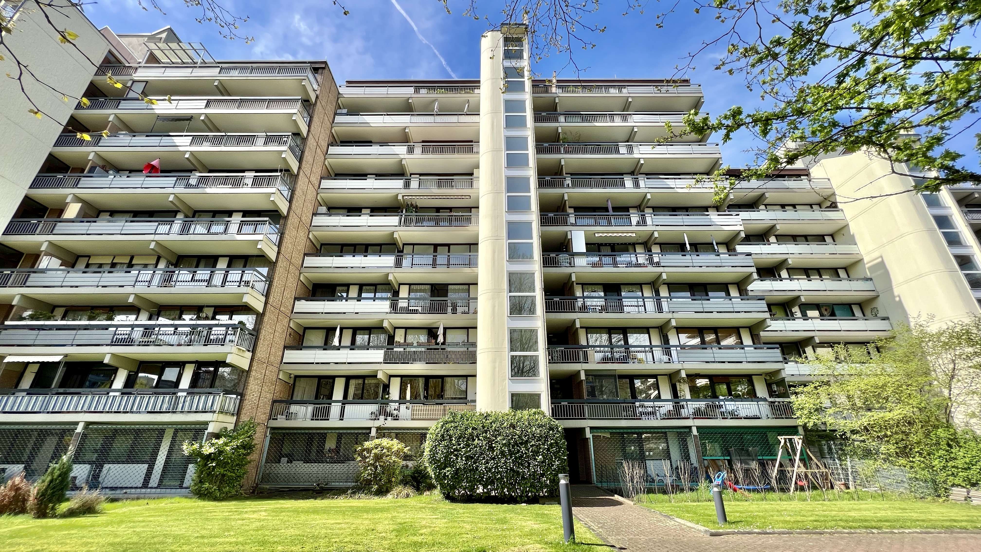 3-Zimmer-Wohnung mit eigenem Gartenanteil, Terrasse und Balkon inkl. 2 Garagen in Köln-Weiden, Köln – Bild 1