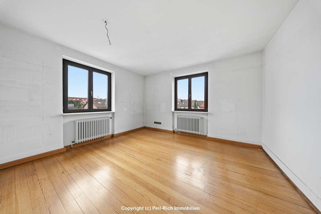 Immobilie in Karlsbad - RAUM FÜR IDEEN: Großzügiges Wohnhaus mit Scheune und zusätzlichem Baupotenzial in Langensteinbach - Bild 1