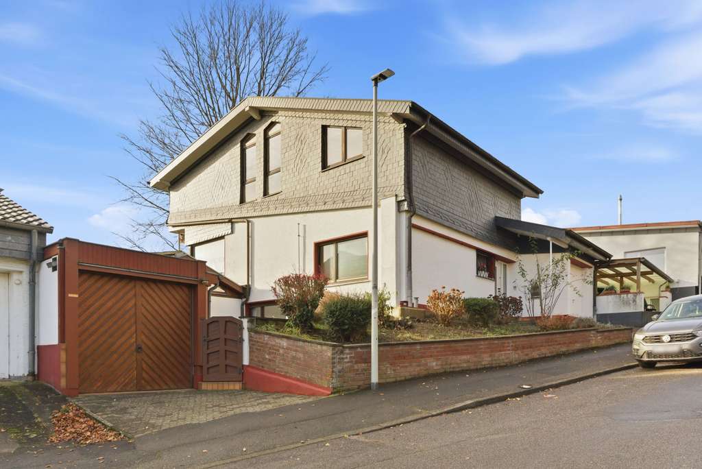 Immobilie in Bornheim - Viele Möglichkeiten! Großzügiges Split-Level-Einfamilienhaus mit großem Garten und Garage in Brenig - Bild 2