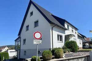 Familienfreundliches Einfamilien-Doppelhaus in ruhiger Lage von Lauterbach! – Die vollständige Adresse der Immobilie erhältst du vom Anbieter., 36341 Lauterbach (Hessen) – Vorschaubild 1