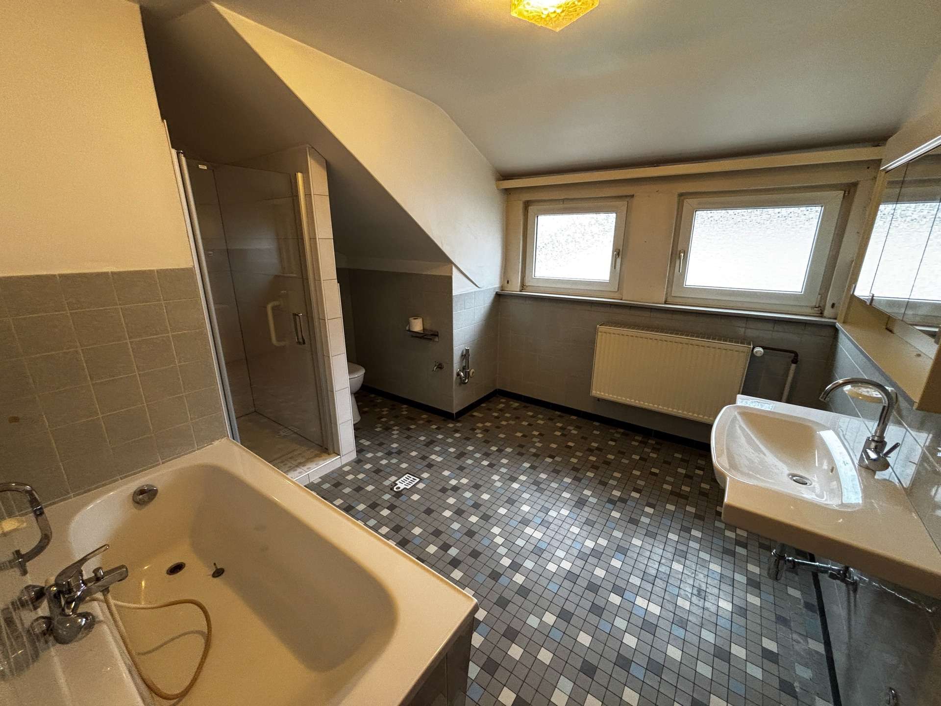 Immobilie in Beverungen - Massives Einfamilienhaus mit Garten und Garagen in Beverungen - Bild 1