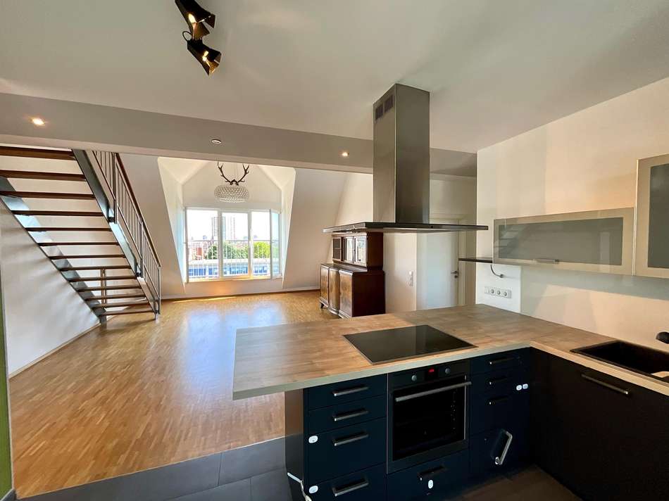 Wohnzimmer mit offener Küche