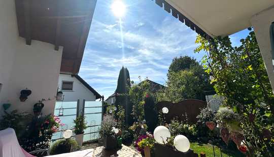 Bild von Eindrucksvolles Haus mit Wintergarten, Swimmingpool, Sauna, Kamin & Doppelgarage