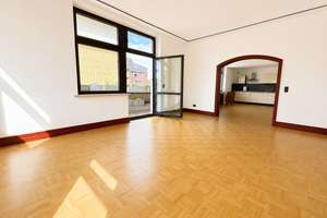 Exklusive Altbauwohnung mit großer Terrasse & Einbauküche in Stadtvilla