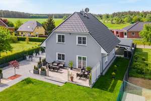 A+ Energieeffizienz, Luftwärmepumpe, Photovoltaik, Einbauküche: Modernes Einfamilienhaus Falkenberg – Die vollständige Adresse der Immobilie erhältst du vom Anbieter., 16259 Falkenberg – Vorschaubild 2