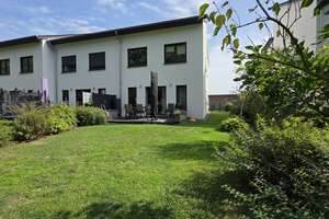Großzügiges Wohnen mit Wasserblick – modernes Reihenendhaus mit Dachterrasse auf 502 m² Grundstück.