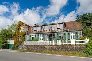 Haus mit Geschichte! Wohnen in einer alten Dorfschule! – Oberbergischer Kreis – Vorschaubild 1