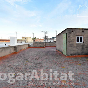 GROSSES ECK-HAUS IM DORF MIT ABSTELLRAUM UND TERRASSE