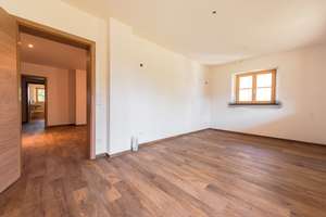 Neuwertige Wohnung im 1. OG mit 3,5 Zimmern auf Bauernhof in Miesbach