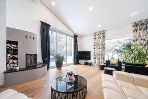 Licht, Lebensqualität & Privatsphäre am Waldrand! Wertig ausgestattete DHH mit Kamin, EBK und Garage – Die vollständige Adresse der Immobilie erhältst du vom Anbieter., 61389 Schmitten – Vorschaubild 1