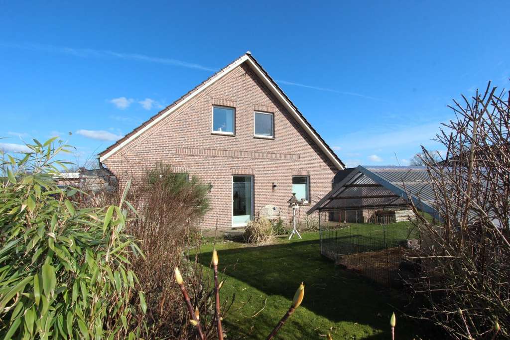 Immobilie in Achtrup - Schöner Wohnen für die große Familie - Energieeffizientes EFH mit Garage in attraktiver Lage - Bild 2