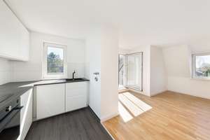 Sonne rein, Alltag raus – modernes Dachgeschoss mit großzügiger Südterrasse! – Die vollständige Adresse der Immobilie erhältst du vom Anbieter., 12279 Marienfelde, Berlin – Vorschaubild 2
