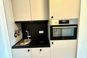 Süd-Balkon zum Innenhof! - möbliert mit extra Abstellkammer sowie EBK!!! – Moissistraße 31, 12489 Adlershof, Berlin – Vorschaubild 2