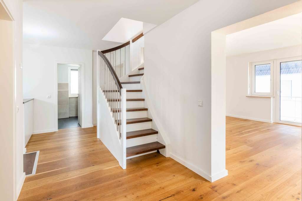 Immobilie in Gilching - 4-Zimmer-Maisonette-Wohnung mit Gartenanteil, Carport & Stellplatz - Bild 3