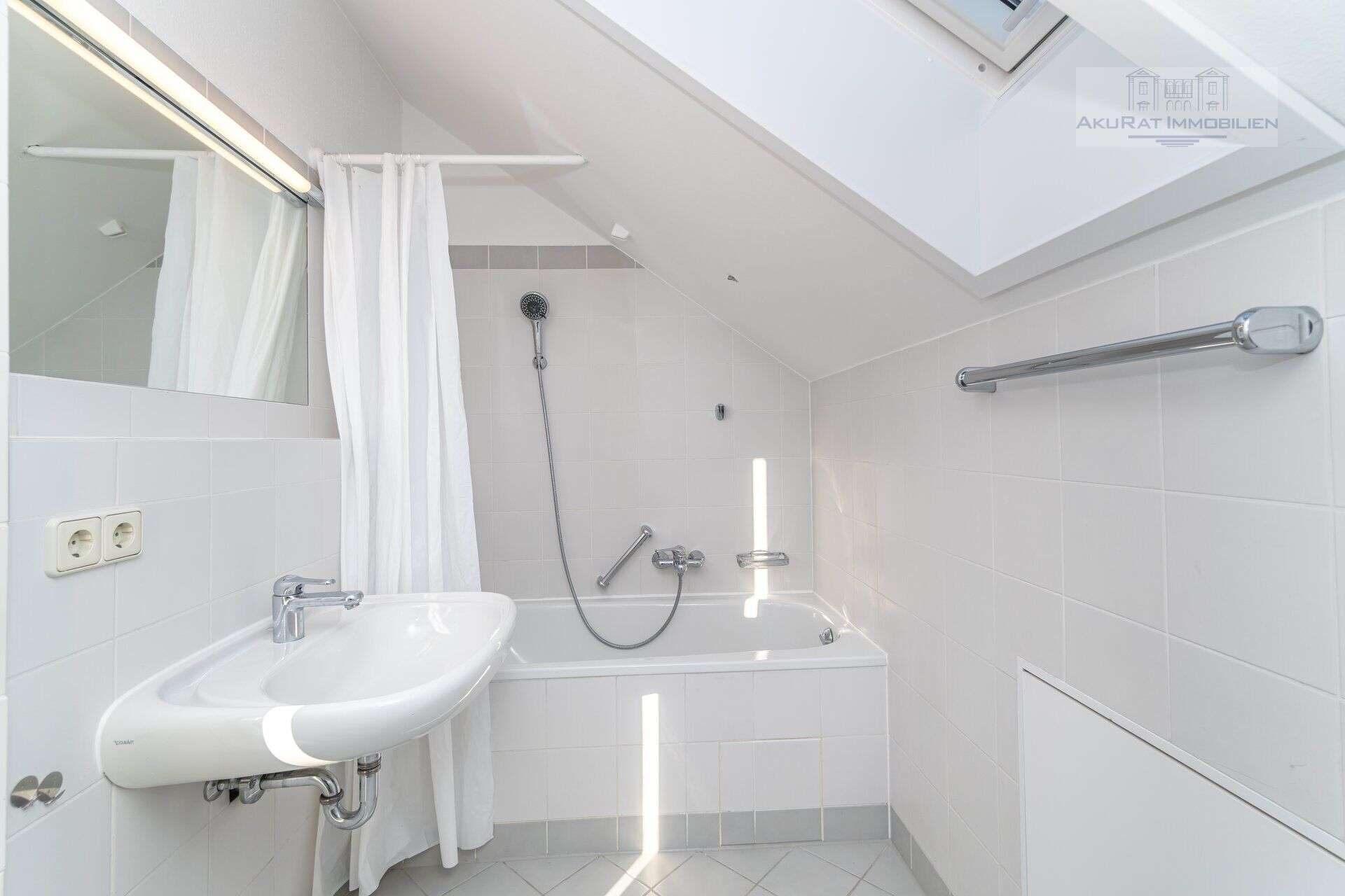 Immobilie in Herrsching am Ammersee - Helle, stilvolle 2-Zimmer-DG-Wohnung mit Südbalkon & TG in Toplage Herrsching - frei ab sofort! - Bild 0