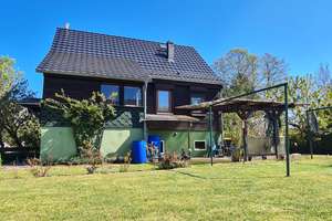 Einfamilienhaus in Golßen mit großem Potenzial – ruhige Lage, Keller & Tiefgarage inklusive – Die vollständige Adresse der Immobilie erhältst du vom Anbieter., 15938 Golßen – Vorschaubild 1