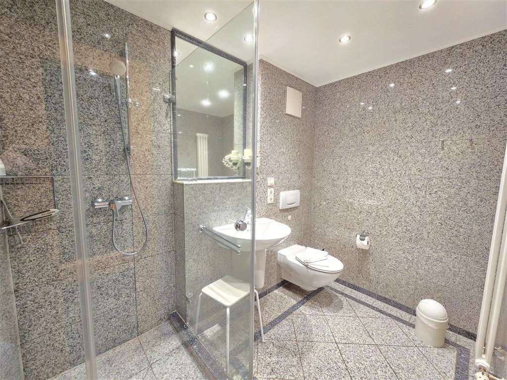 Immobilie in Binz - charmantes gut geschnittenes 3-Zi Appartement in Top Lage zum Strand und ruhiger Terrasse im Grünen  - Bild 1