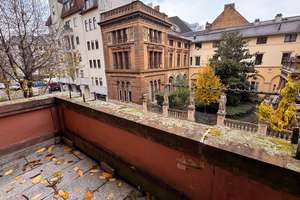 SCHÖNE UND GEPFLEGTE 3-ZIMMER-ALTBAUWOHNUNG NAHE DER WIESBADENER FUSSGÄNGERZONE! – Wörthstr. 5, 65185 Mitte, Wiesbaden – Vorschaubild 2