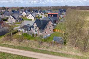 Neuwertiges Einfamilienhaus mit Wärmepumpe, PV-Anlage und Doppelgarage in traumhafter Sackgassenlage – Die vollständige Adresse der Immobilie erhältst du vom Anbieter., 25873 Rantrum – Vorschaubild 2