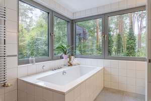 Top ausgestattete Bauhaus-Villa in bezaubernder Wald- und Seenlandschaft – Pool, PV, Kamin, SIEMATIC – Die vollständige Adresse der Immobilie erhältst du vom Anbieter., 14476 Groß Glienicke, Potsdam – Vorschaubild 8