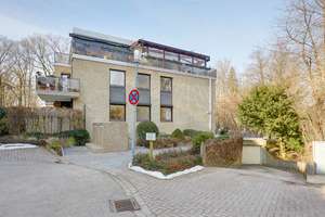 Sehr gepflegte 3,5-Zimmer-Hochparterre-Wohnung mit Schlossblick, Terasse und Einbauküche