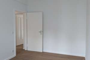 Perfekte Mischung aus ruhigem Innenhof und Blick ins Grüne | Kernsanierte 2,5-Zimmer-Loggia-Wohnung – 40239 Düsseltal, Düsseldorf – Vorschaubild 4