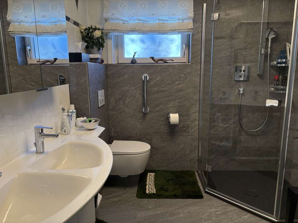 Immobilie in Süßen - Sehr interessantes Zweifamilienhaus mit Doppelgarage in bevorzugter Lage! Top Zustand! - Bild 3