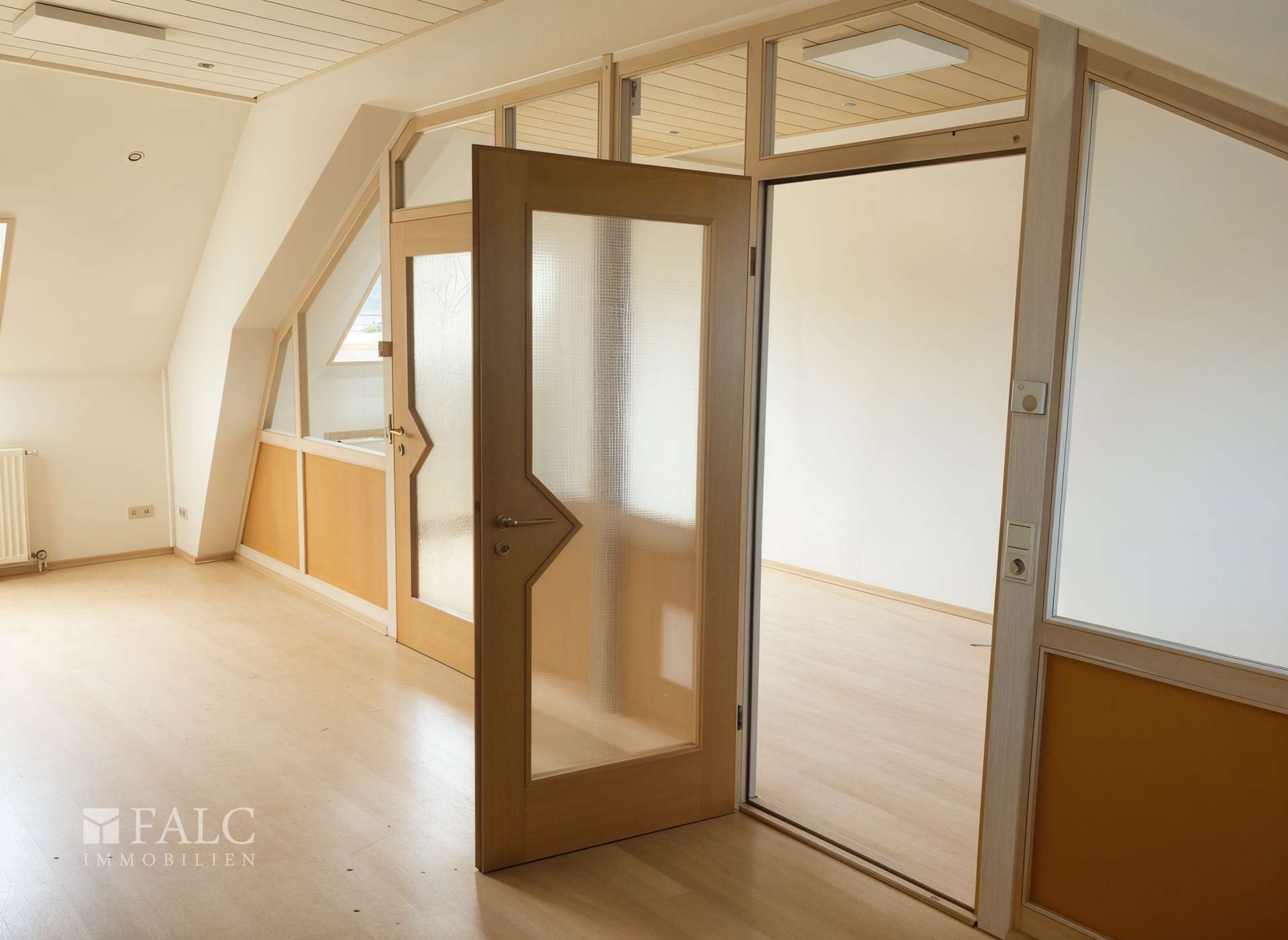 Immobilie in Mandelbachtal - Zweifamilienhaus mit Halle, Werkstatt und Garagen - Bild 2