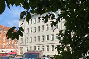 Ruhige Lage mit Parkblick - EBK+Laminat+Tageslichtbad mit Badewanne! – Adolph-Menzel-Straße 9, 4157 Leipzig – Vorschaubild 1