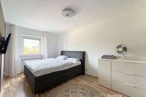 Ruhig gelegene Dreizimmerwohnung mit Balkon und Tiefgaragenstellplatz in München-Am Hart – 80937 Am Hart, München – Vorschaubild 4