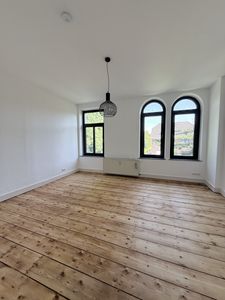 Historischer Charme trifft modernen Wohnkomfort – sanierte 4-Zimmer-Altbauwohnung im Herrenhaus