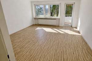 Helle 3-Zimmer-Wohnung mit Blick ins Grüne, überdachtem Balkon, Aufzug und TG in Nürnberg-Langwasser
