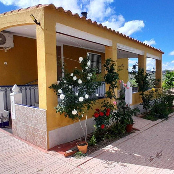 CHALET MIT POOL IN YECLA