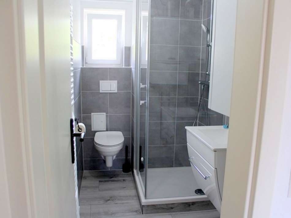 Bad mit Dusche und Tageslicht