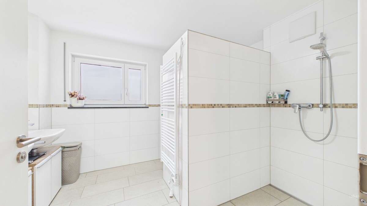 Immobilie in Langenenslingen - moderne barrierefreie A+ Wohnung - ruhige Lage mit großem Balkon, EBK & große Garage - Bild 0