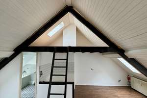 
Komplett renoviert! Ideal für Studenten, Singles & Pendler –Charmantes Altbau-Dachgeschossapartment – Westwall 204, 47798 Stadtmitte, Krefeld – Vorschaubild 1