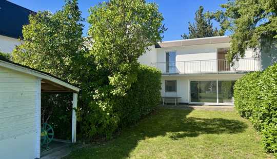 Bild von Reihenhaus mit parkähnlichem Grundstück, Schwimmteich, mit Pool und luxuriöser Ausstattung.