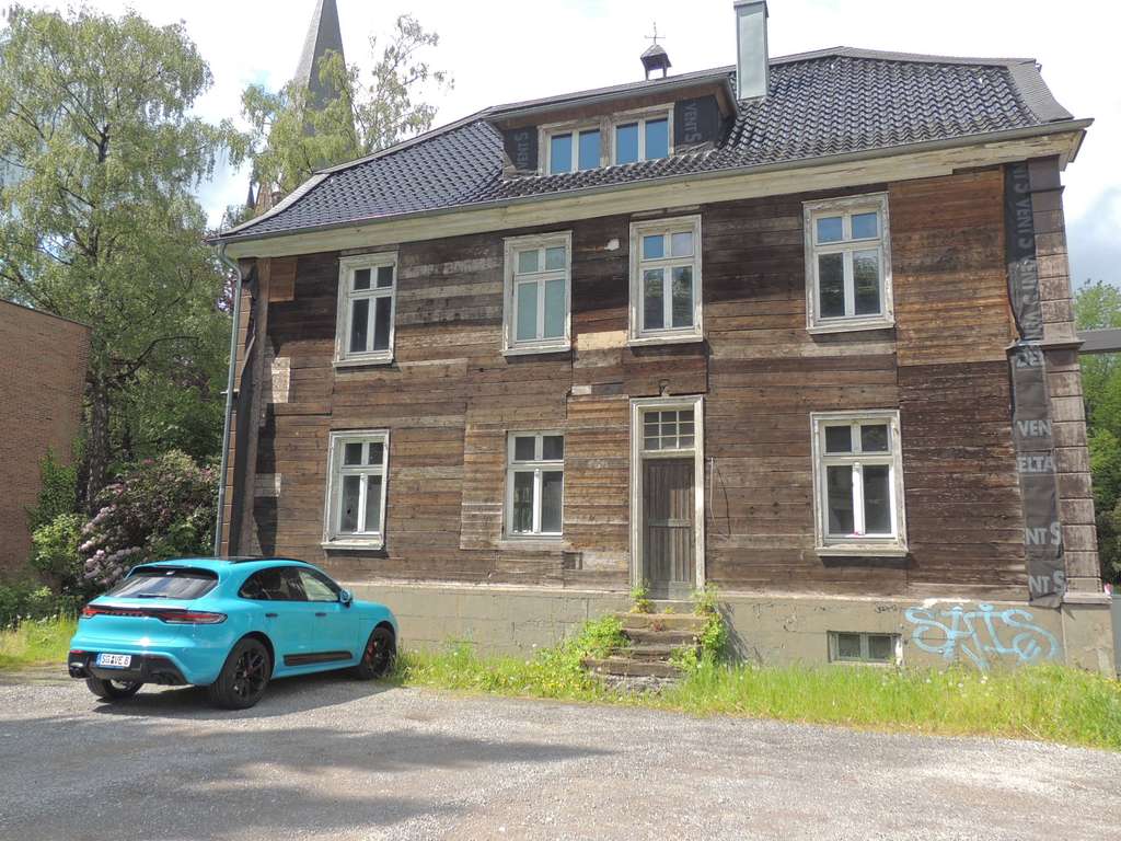 Immobilie in Solingen - SANIERUNGSBEDÜRFTIGE DENKMALGESCHÜTZTE VILLA IN ZENTRALER LAGE VON SOLINGEN MIT 459 m² GRUNDSTÜCK - Bild 1