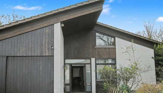 Bild von Charmantes 3 Zi. Haus mit ausgebautem Dachboden, Kamin, Terrasse, Doppelgarage und Garten 