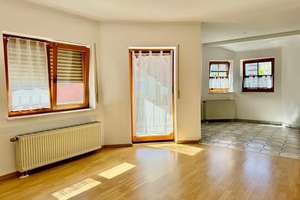 Gepflegte Dachgeschosswohnung mit Balkon, Einbauküche und Stellplatz