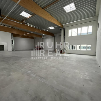 Moderne Lager-/Produktionsfläche in Hilden | ebenerdiges Sektionaltor | Rampe