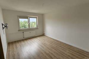 Zum Selbstbezug! moderne 3-Zimmer-Wohnung mit Wannenbad, Balkon und Einbauküche