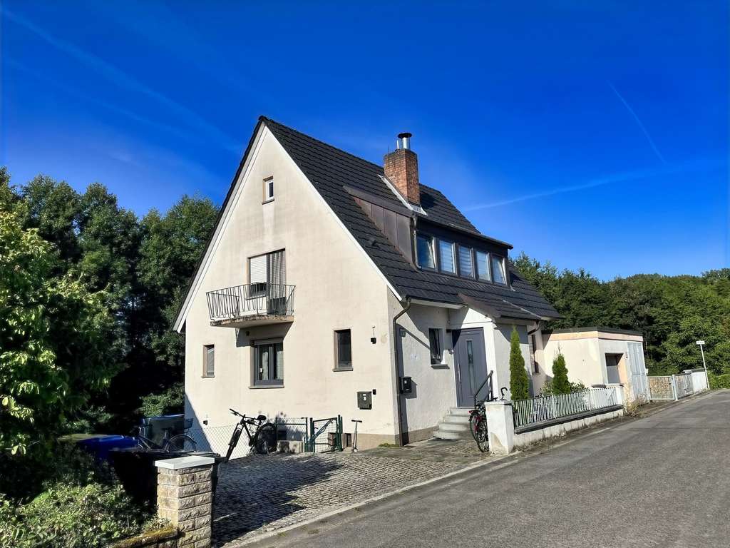 Immobilie in Haßfurt - *1.423m² GROSSES GRUNDSTÜCK IN RANDLAGE* Kurzfristig beziehbares Haus mit Einliegerwohnung, 2 Gara - Bild 2